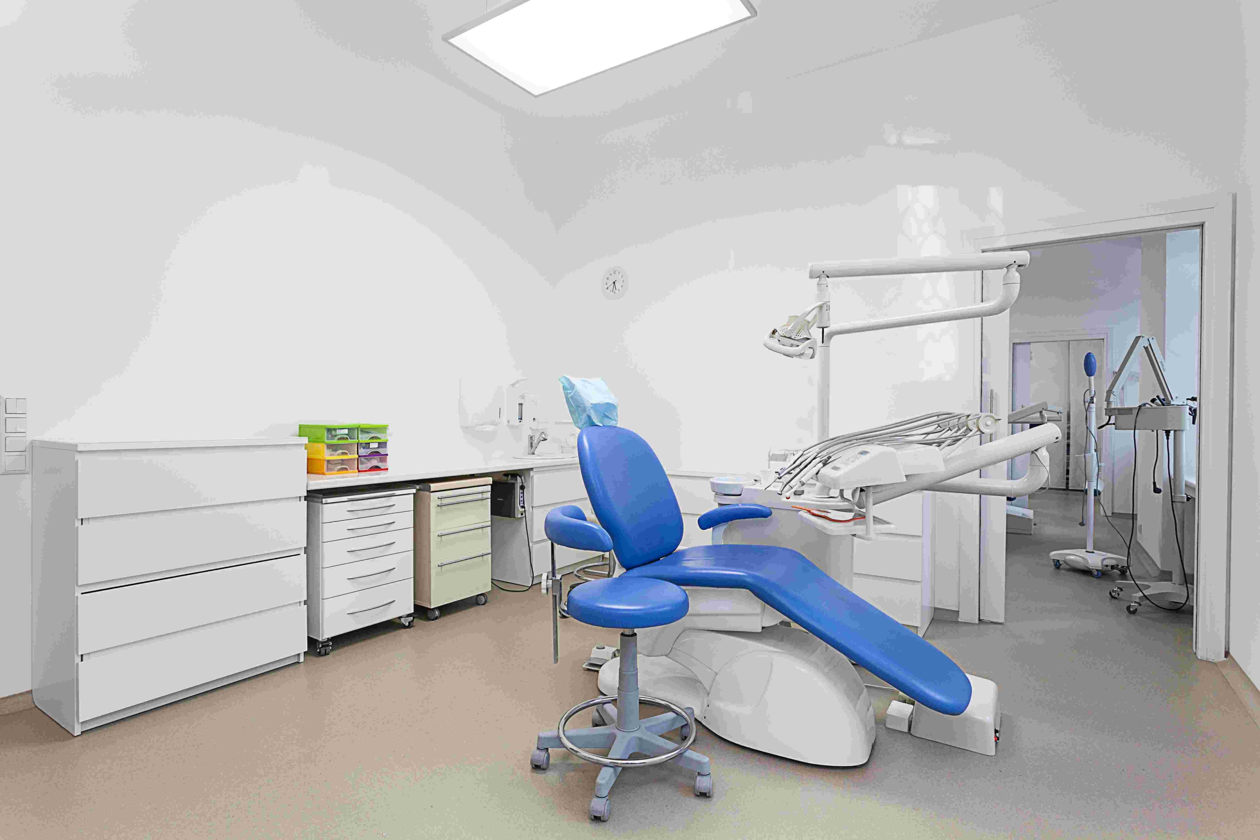 A photo depicting a pristine operating room with FRP wall panels, highlighting their application in healthcare settings